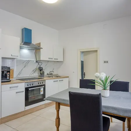Lovely Townhouse - Happy Rentals *
